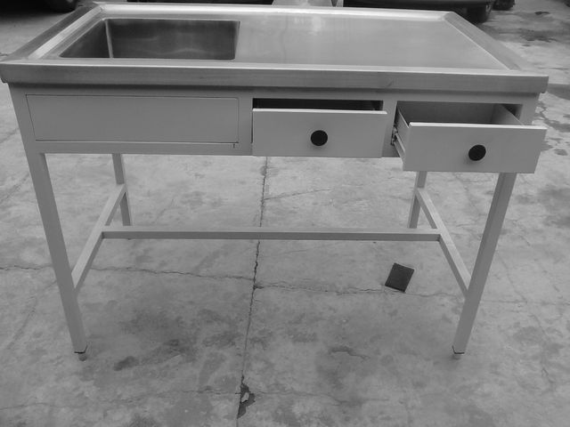 mesa de trabajo con tarja izquierda. y cajones